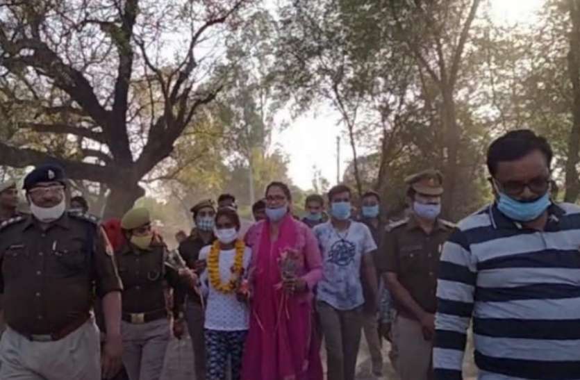 असोहा बबुरहा कांड अपडेट - अपनों की मौत का दर्द, तीसरी पीड़िता ठीक होने के बाद पहुंची गांव, हुआ स्वागत असोहा बबुरहा कांड अपडेट - अपनों की मौत का दर्द, तीसरी पीड़िता ठीक होने के बाद पहुंची गांव, हुआ स्वागत