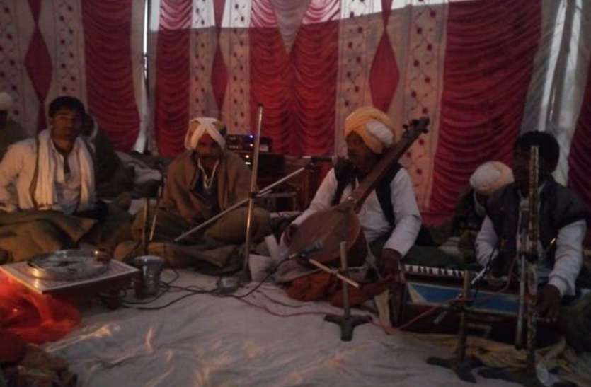 350 सालों से लोक देवता बाबा रामदेव ब्यावला गायन की निभा रहे है परंपरा 350 सालों से लोक देवता बाबा रामदेव ब्यावला गायन की निभा रहे है परंपरा