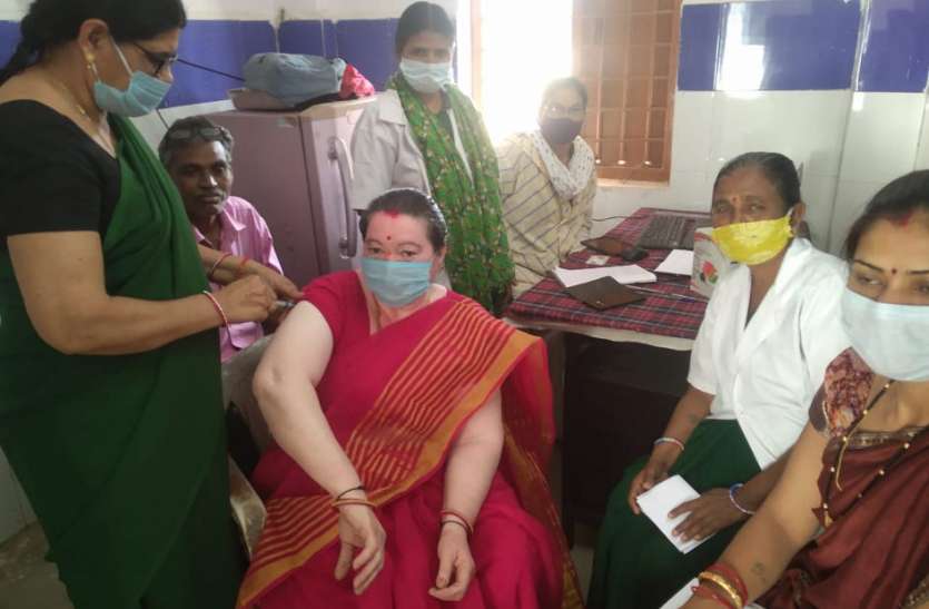 फ्रंट लाइन वर्करों को लगा कोरोना का दूसरा डोज फ्रंट लाइन वर्करों को लगा कोरोना का दूसरा डोज