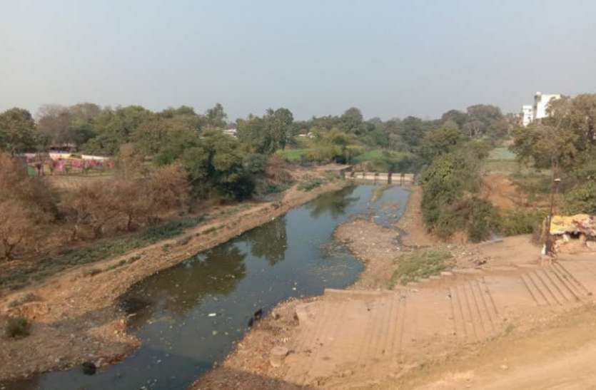कटनी नदी गर्मी अभी ठीक से पड़नी शुरू भी नहीं हुई और शुरू हो गया पानी का संकट