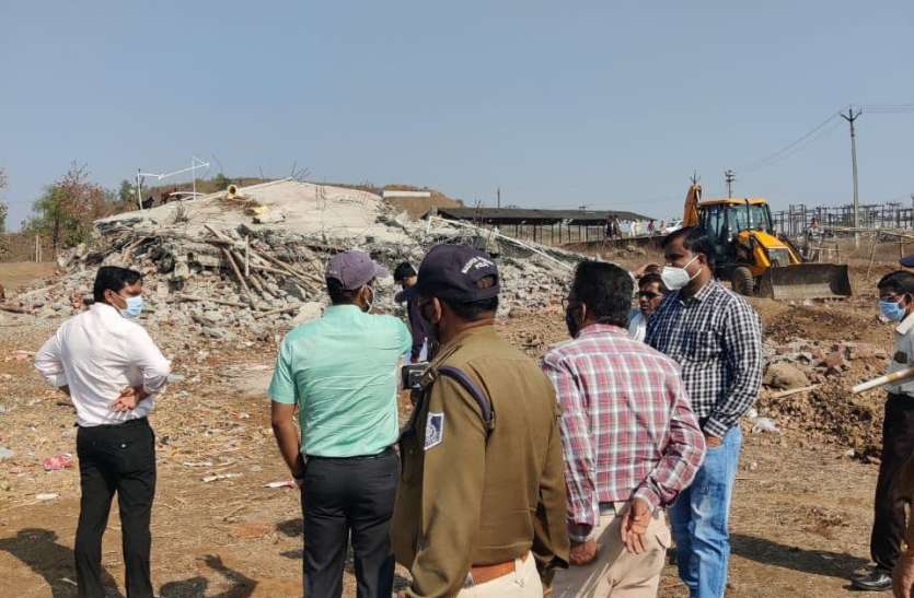 Wine mafia news शराब माफिया ने तीन हजार वर्ग फीट जमीन पर अवैध रूप से बना रखा था दो मंजिला मकान,प्रशासन ने ढहाया