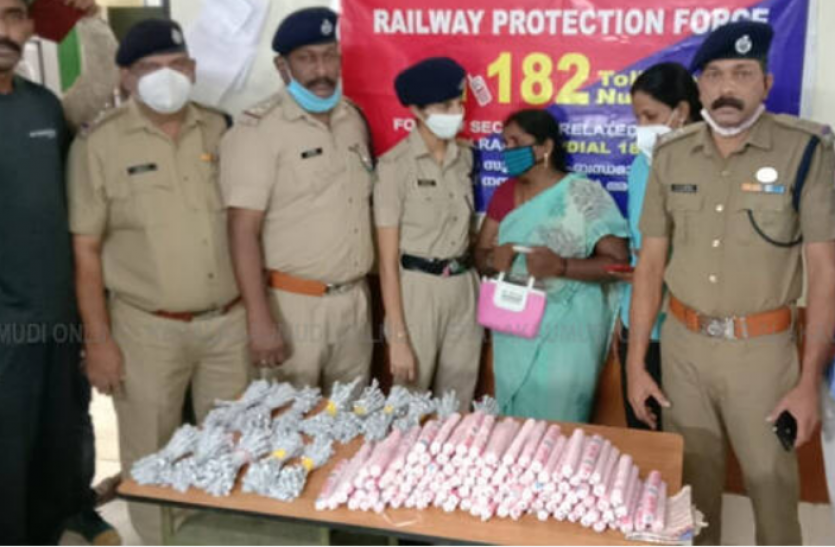 koxzhikod Kerala : कोझीकोड स्टेशन से विस्फोटक का बड़ा जखीरा बरामद, तमिलनाडु की 1 महिला गिरफ्तार