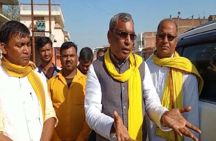 मीडिया से बात करते ओम प्रकाश राजभर सीएम के पीली टोपी के बयान पर ओमप्रकाश ने ली चुटकी, बोल हमें कमजोर बताने वाले अब खा रहे खौफ