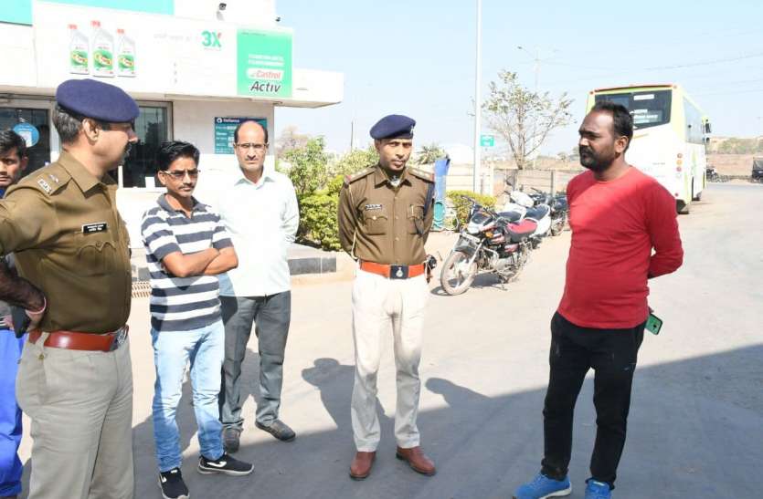 Armed miscreants robbed of petrol pump हथियारबंद बदमाशों ने पेट्रोल पंप में की लूट की वारदात