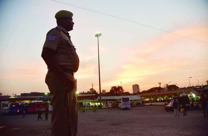 police_alert.jpg कोरोना के दौरान खाकी वर्दी ने जीता जनता का विश्वास
