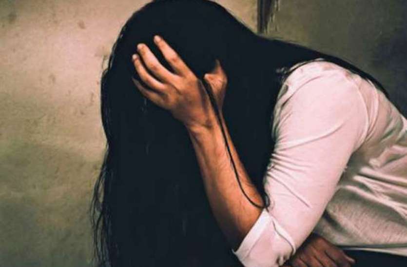 फुफेरे भाई ने आठ साल तक किया यौन शोषण, बाद में दूसरी लड़की से तय कर ली शादी फुफेरे भाई ने आठ साल तक किया यौन शोषण, बाद में दूसरी लड़की से तय कर ली शादी