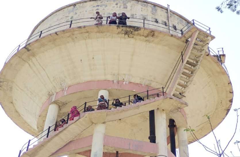 Woman Climb On Water Tank For Demand Of Water राजस्थान में पानी की समस्या शुरू, मांग को लेकर पानी की टंकी पर चढ़ी महिलाएं, प्रदर्शन किया