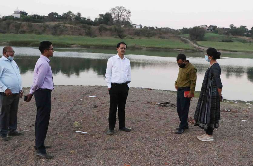 01-.jpg कमिश्नर के निर्देश पर दोनों जिलों की टीमों ने किया नर्मदा के घाटों का निरीक्षण