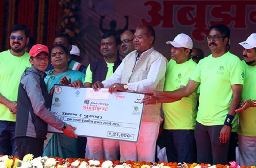 01_3.jpg अबूझमाड़ पीस हॉफ मैराथन: हैदराबाद के अनीब थापा और उत्तरप्रदेश की रीनू बने चैंपियन