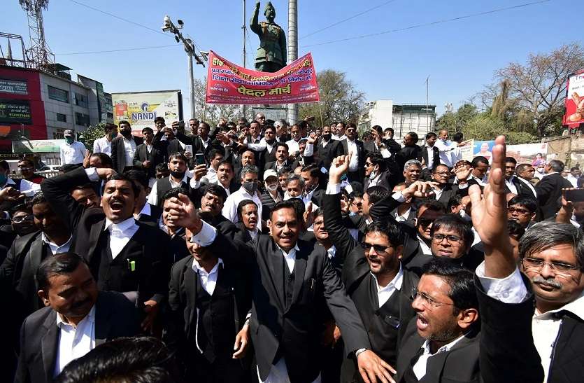 1_3.jpg शिक्षा सेवा अधिकरण के विरोध में सड़क पर उतरे अधिवक्ता, सोमवार को नहीं होंगे न्यायिक कार्य
