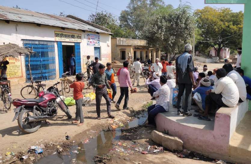 तौल कांटे में गड़बड़ी होने पर भड़के ग्रामीण तौल कांटे में गड़बड़ी होने पर भड़के ग्रामीण
