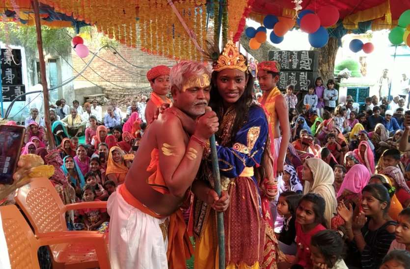 भागवत कथा के प्रभाव से राजा परीक्षित को हुआ था मोक्ष प्राप्त भागवत कथा के प्रभाव से राजा परीक्षित को हुआ था मोक्ष प्राप्त