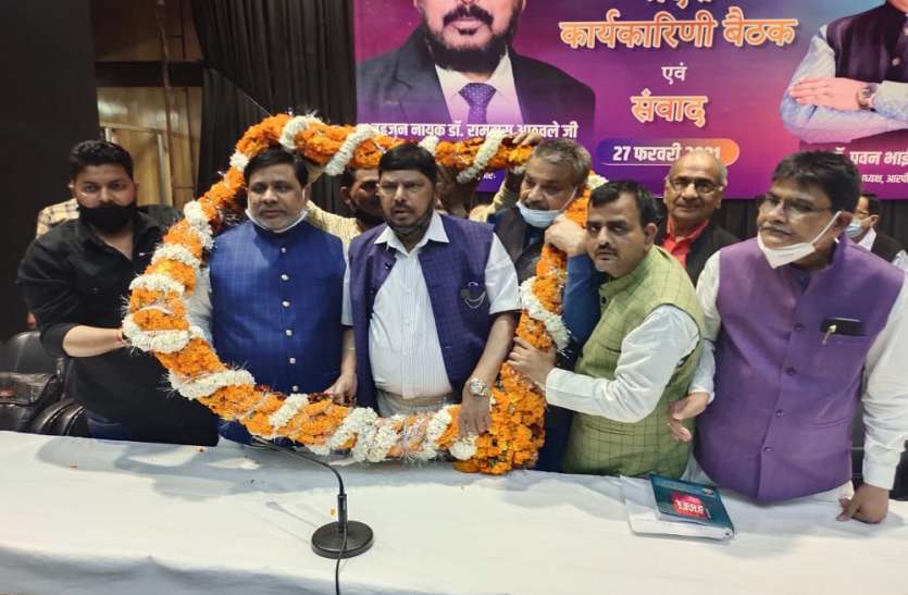 athavle1.jpg केंद्रीय मंत्री रामदास अठावले ने यूपी में क्षत्रियों के लिए मांगा 15 फीसदी आरक्षण