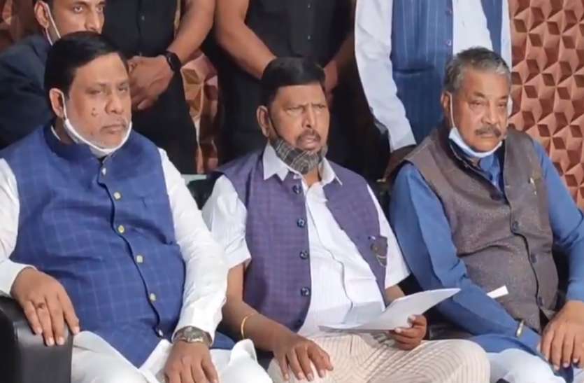 athavle.jpg केंद्रीय मंत्री रामदास अठावले का बड़ा बयान, हमारी पार्टी में आयें मायावती देंगे अध्यक्ष का पद, चंद्रशेखर को भी ऑफर