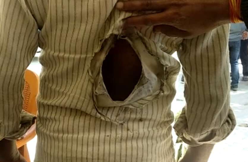 Bombing जमीन बंटवारे में भाई पर बम से हमला, तेज धमाके से इलाके में दहशत, पहला मिस हआ तो दूसरा भी पीठ पर दे मारा
