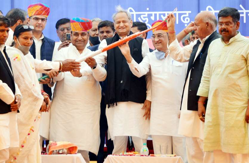 congress Kisan Sammelan in churu rajasthan किसान सम्मेलन में चुनावी शंखनाद, गहलोत बोले-चारों उप चुनाव हमारे लिए चुनौती