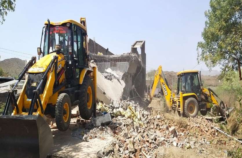 हथियार तस्करी करने वाले गुंडे घोटिया का मकान जेसीबी से किया जमींदोज हथियार तस्करी करने वाले गुंडे घोटिया का मकान जेसीबी से किया जमींदोज