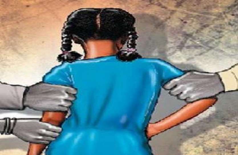 Tried to rape an eight-year-old girl आठ वर्षीय बालिका के साथ बलात्कार की कोशिश, बच्चों ने आरोपी को पत्थर मारकर नाबालिग को बचाया