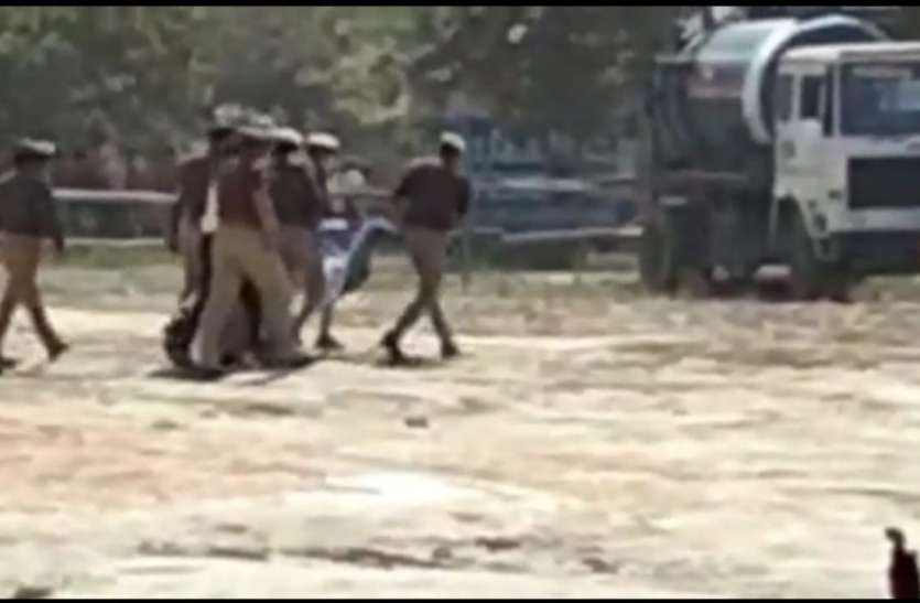 डिप्टी सीएम को गार्ड ऑफ ऑनर देने की तैयारी चल रही थी, काला झंडा लेकर पहुंच गए सपा समर्थक उप मुख्यमंत्री केशव प्रसाद मौर्य के कार्यक्रम में अखिलेश यादव के नारे व काला झंडा, मचा हड़कंप