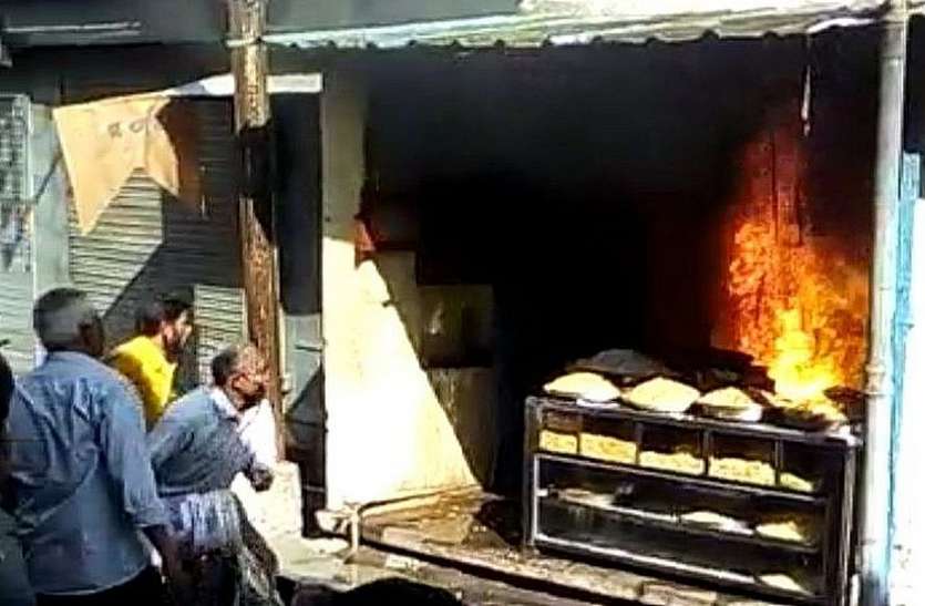 गैस रिसाव से हलवाई की दुकान में लगी आग, युवक झुलसा गैस रिसाव से हलवाई की दुकान में लगी आग, युवक झुलसा