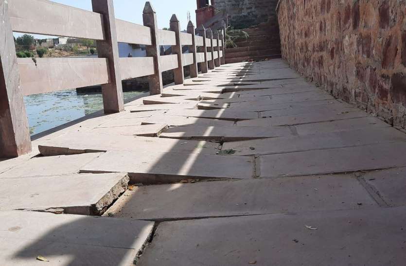 The ground of ghat of Jada talab has sunk, possibility of accident जड़ा तालाब के घाट की जमीन धंसी, हादसे की आशंका