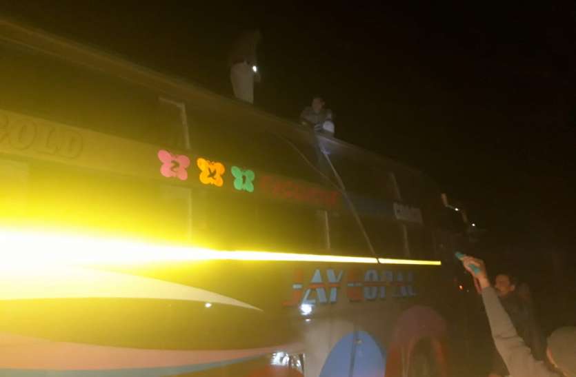 बस ने बिजली के पोल तोड़े, तार गिरने से 2 बालिकाओं को करंट लगा बस ने बिजली के पोल तोड़े, तार गिरने से 2 बालिकाओं को करंट लगा