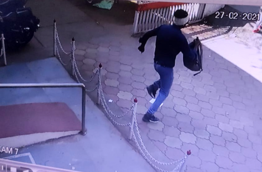 News दिन दहाड़े लूट : डाकघर में घुसकर रुपयों से भरा बैग लूटकर भाग रहा था बदमाश, लोगों ने पकड़कर किया ये हाल