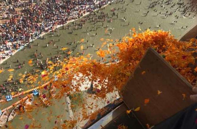 प्रयागराज में माघी पूर्णिमा पर उमड़ा जन सैलाब, आसमान से हुई पुष्पवर्षा, आह्लादित मन से घर लौट रहे कल्पवासी प्रयागराज में माघी पूर्णिमा पर उमड़ा जन सैलाब, आसमान से हुई पुष्पवर्षा, आह्लादित मन से घर लौट रहे कल्पवासी