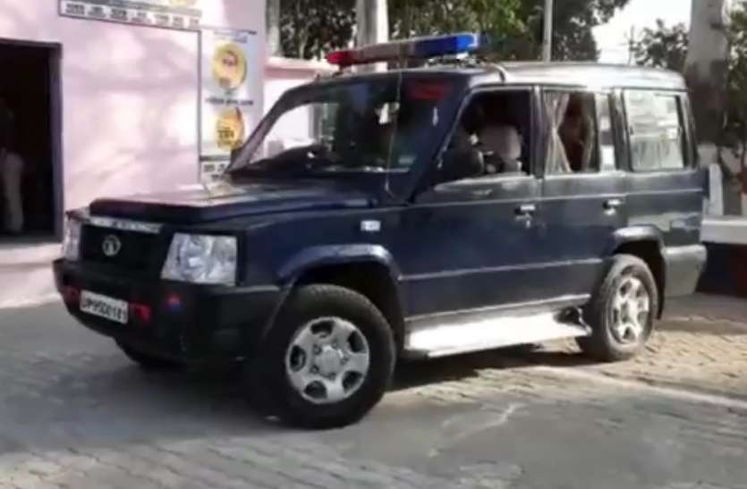 Mahoba Police दिनदहाड़े लड़की का किया अपहरण, की अश्लीलता, तीन घंटे बाद बीच सड़क छोड़ भागे