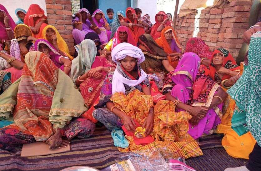 बेटी को दिया बेटे के समान दर्जा, बेटी के सिर बंधवाई पगड़ी बेटी को दिया बेटे के समान दर्जा, बेटी के सिर बंधवाई पगड़ी