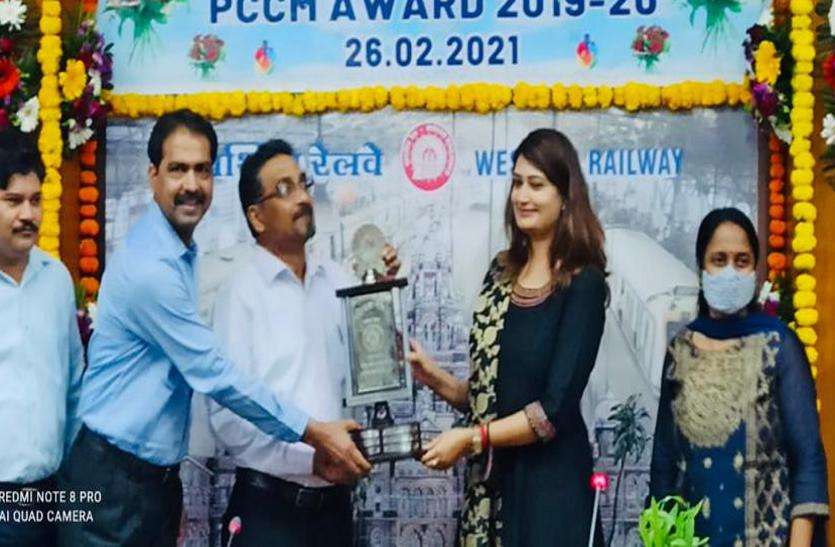 अहमदाबाद मंडल को पश्चिम रेलवे की टिकट जांच शील्ड अहमदाबाद मंडल को पश्चिम रेलवे की टिकट जांच शील्ड