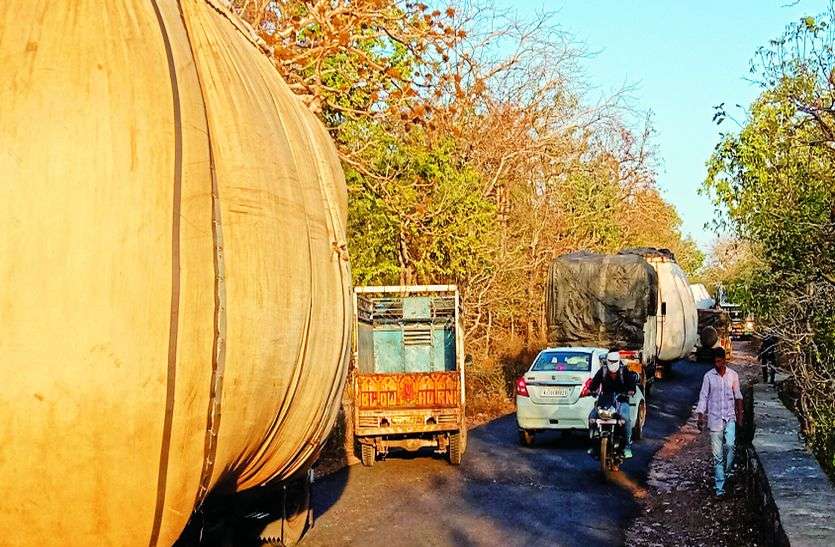 rawatbhata एक तो बदहाल सड़कें, उस पर ओवरलोड वाहनों का अटैक...!