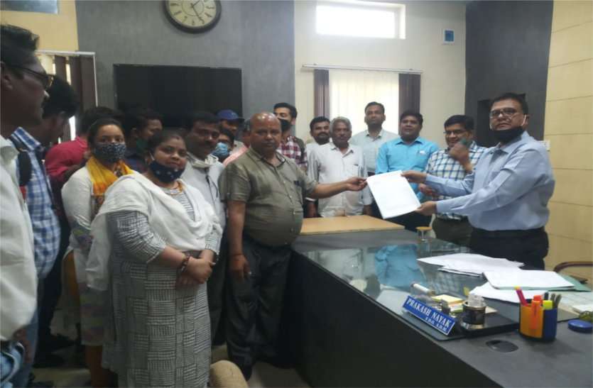 Patwari union submitted memorandum to SDM regarding demands खनिज चौकी से हटाई जाए पटवारियों की ड्यूटी, अन्य कार्य हो रहे प्रभावित