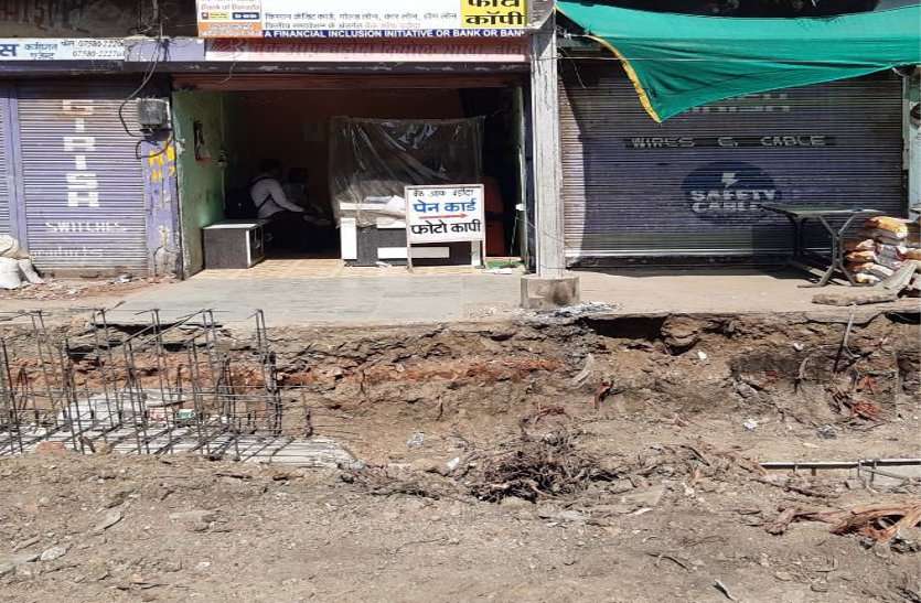 Excavated near pillars, danger of falling असुरक्षित तरीके से चल रहा नाली बनाने का काम, गिर सकते हैं बिजली के खंभे