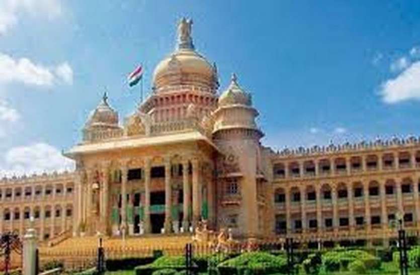 vidhansaudha_1.jpg कर्नाटक में वित्तीय संकट के बीच मंत्रियों व सांसदों के लिए नई इनोवा खरीदने की मंजूरी