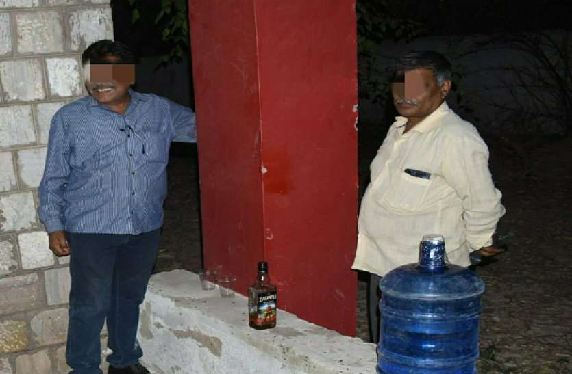 Wine Party In Alwar Post Office सरकारी दफ्तर में कर्मचारियों की शराब पार्टी, ऑफिस में बैठकर ही यारों संग जमा रहे महफ़िल