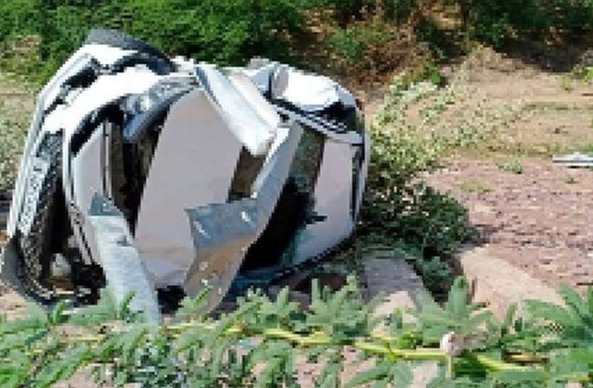 अनियंत्रित कार पलटी, कार सवार घायल अनियंत्रित कार पलटी, कार सवार घायल