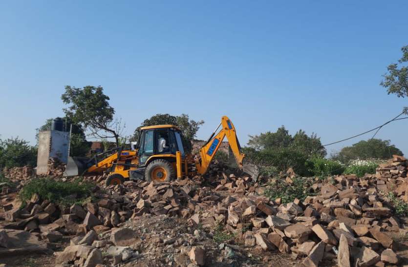 50 लाख की सरकारी जमीन से हटाया अतिक्रमण 50 लाख की सरकारी जमीन से हटाया अतिक्रमण