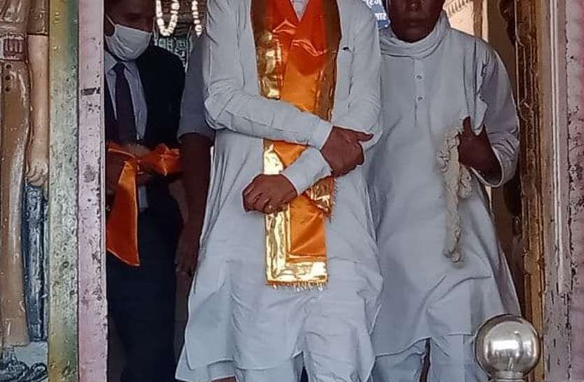 पहले किए मंगलेश्वर महादेव के दर्शन फिर पहुंचे मंच पहले किए मंगलेश्वर महादेव के दर्शन फिर पहुंचे मंच