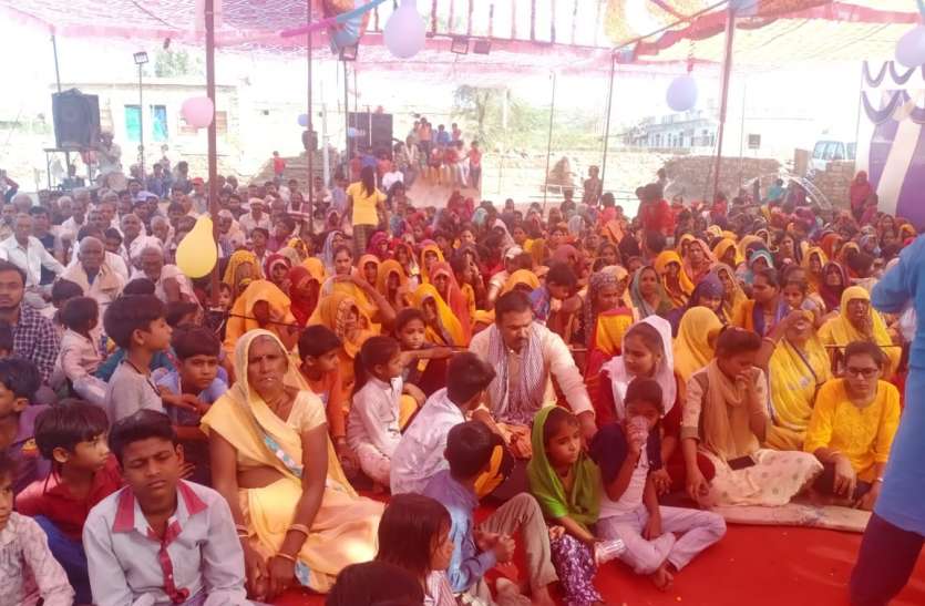 कृष्ण जन्म पर देवकी वासुदेव की झांकी ने सभी को किया भाव विभोर कृष्ण जन्म पर देवकी वासुदेव की झांकी ने सभी को किया भाव विभोर