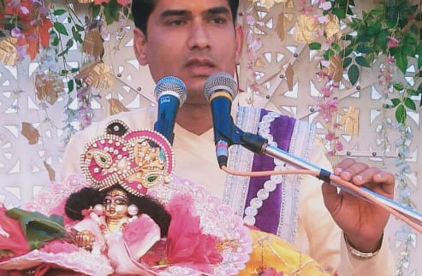Devotees dance fiercely in the procession of Lord Shri Krishna भगवान श्री कृष्ण की बारात में जमकर नाचे श्रद्धालु
