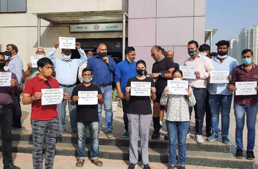 72d15b87-19d9-4b9e-900f-b856e09e53bd.jpeg 10 स्टेशनों पर मेट्रो नहीं रुकने से लोग हुए नाराज, NMRC और नोएडा प्राधिकरण के खिलाफ किया प्रदर्शन