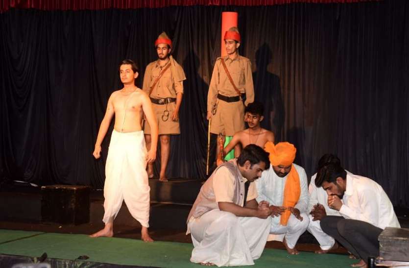 आजाद की शहादत देख आंखें हुईं नम, अव्यवस्थाओं और समाज में व्याप्त भ्रष्टाचार ने सोचने पर किया मजबूर आजाद की शहादत देख आंखें हुईं नम, अव्यवस्थाओं और समाज में व्याप्त भ्रष्टाचार ने सोचने पर किया मजबूर