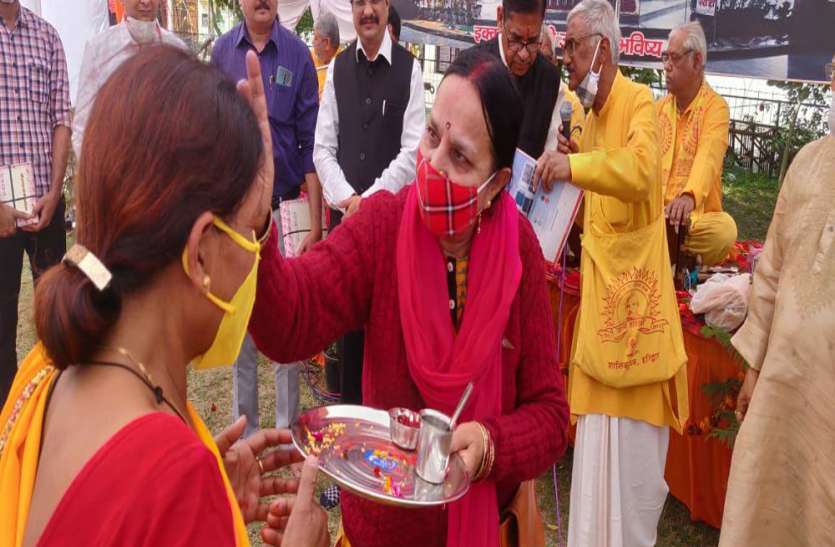 हेल्थ चेकअप कर उन्हें चिकित्सकीय सलाह भी दी। गायत्री परिवार का नौ कुंडीय यज्ञ हुआ सम्पन्न साथ लगाया हेल्थ चेकअप कैम्प