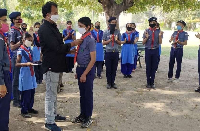 स्काउट गाइड का दीक्षा संस्कार आयोजित स्काउट गाइड का दीक्षा संस्कार आयोजित