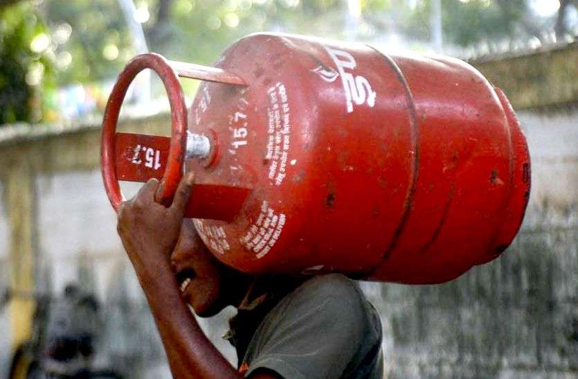 व्यथा हर घर की : घरेलू सिलेण्डर के बढ़े दामों से गड़बड़ा रहा रसोई का बजट व्यथा हर घर की : घरेलू सिलेण्डर के बढ़े दामों से गड़बड़ा रहा रसोई का बजट