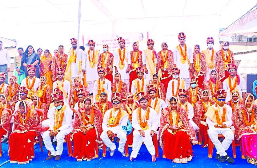 सामूहिक शादी में कोरोना गाइड लाइन की धज्जियां उड़ीं सामूहिक शादी में कोरोना गाइड लाइन की धज्जियां उड़ीं