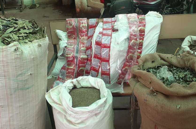 Ingredients for adulteration of branded company's spices. घर से चला रहा था मसाले में मिलावट का उद्योग, दो आरोपी गिरफ्तार