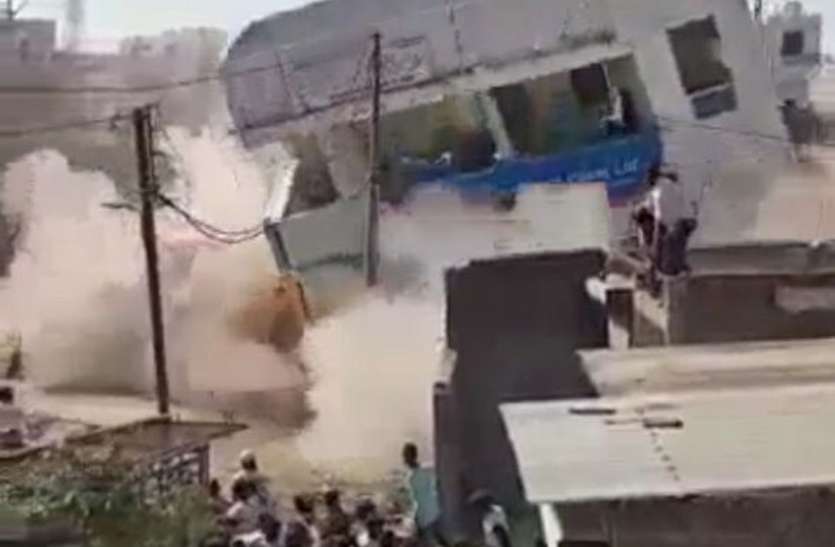 During the action, the three-storey house suddenly fell on the JCB कार्रवाई के दौरान अचानक जेसीबी पर गिरा तीन मंजिला मकान, चालक में उड़ गए होश, अफसर भी दंग