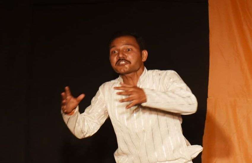 आजाद की शहादत देख आंखें हुईं नम, अव्यवस्थाओं और समाज में व्याप्त भ्रष्टाचार ने सोचने पर किया मजबूर